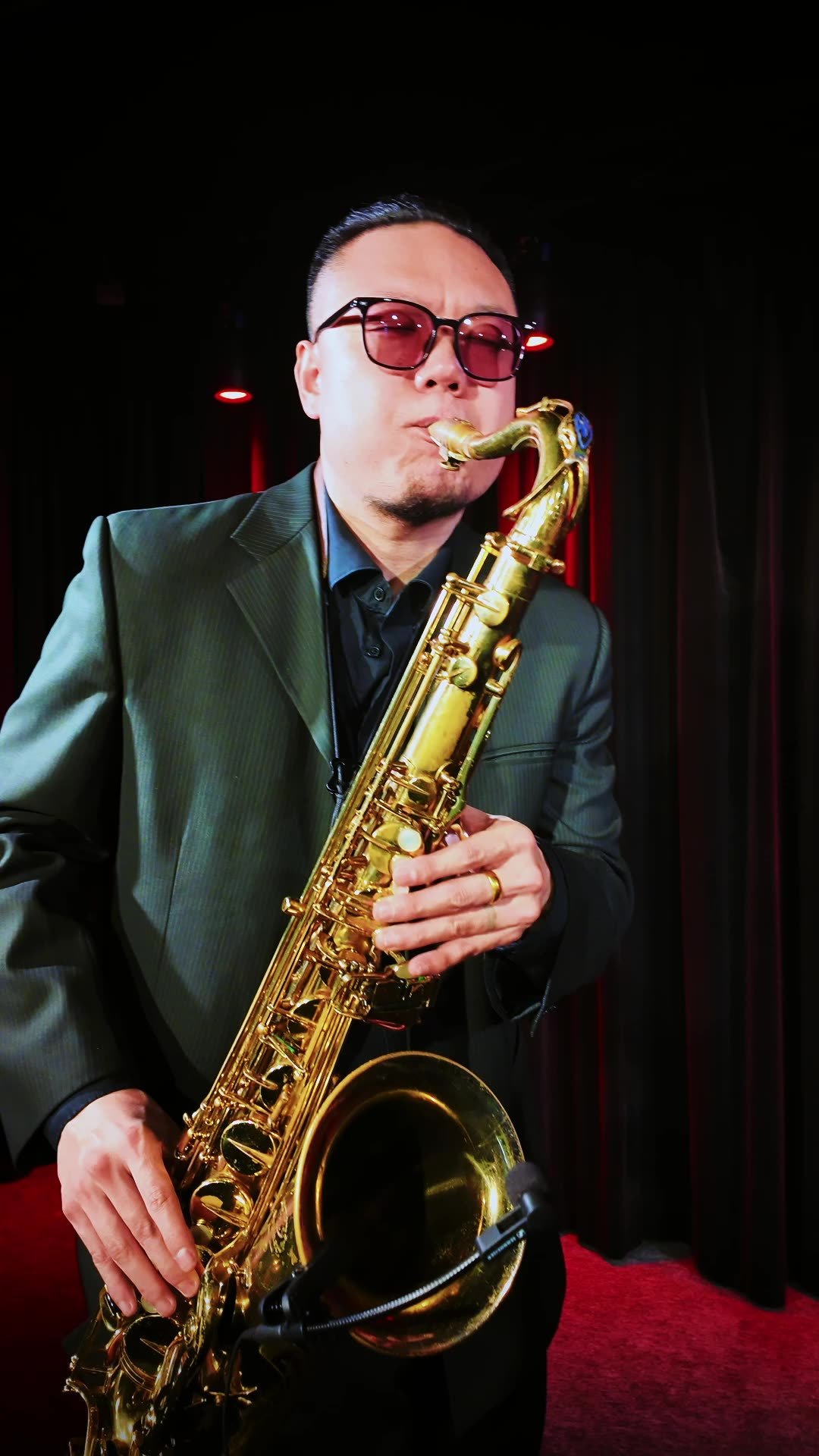 GUILTY SECRET live: Saxophon vor rotem Bühnenvorhang